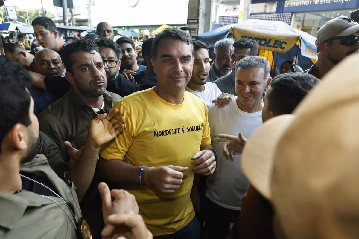 Flávio Bolsonaro emula a su padre y reúne a diplomáticos extranjeros para mentir sobre el sistema electoral brasileño