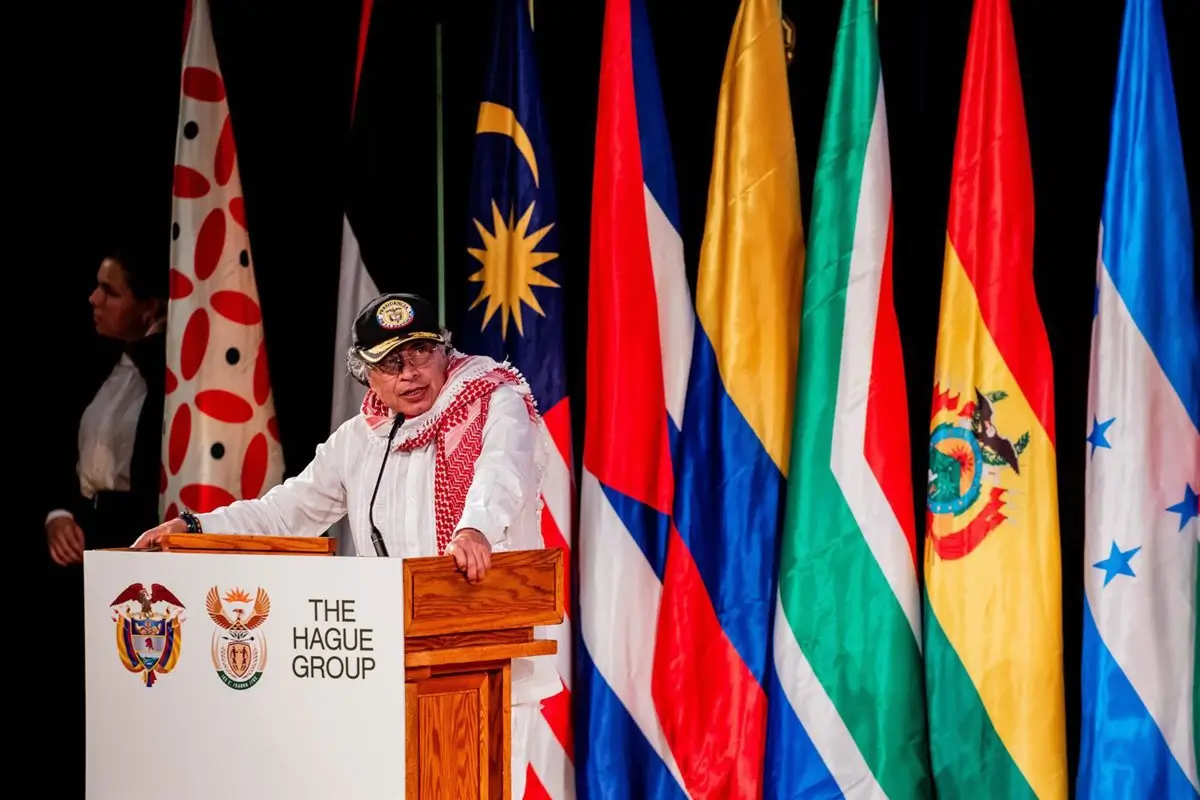 Trump reitera su amenaza a Petro, a quien tacha de “alborotador”