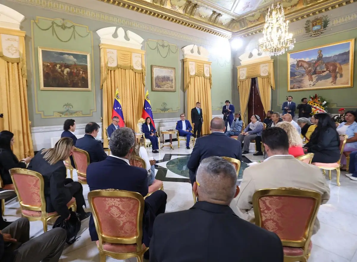 Delcy Rodríguez pide “una nueva justicia” en su encuentro con víctimas de violencia política en Caracas