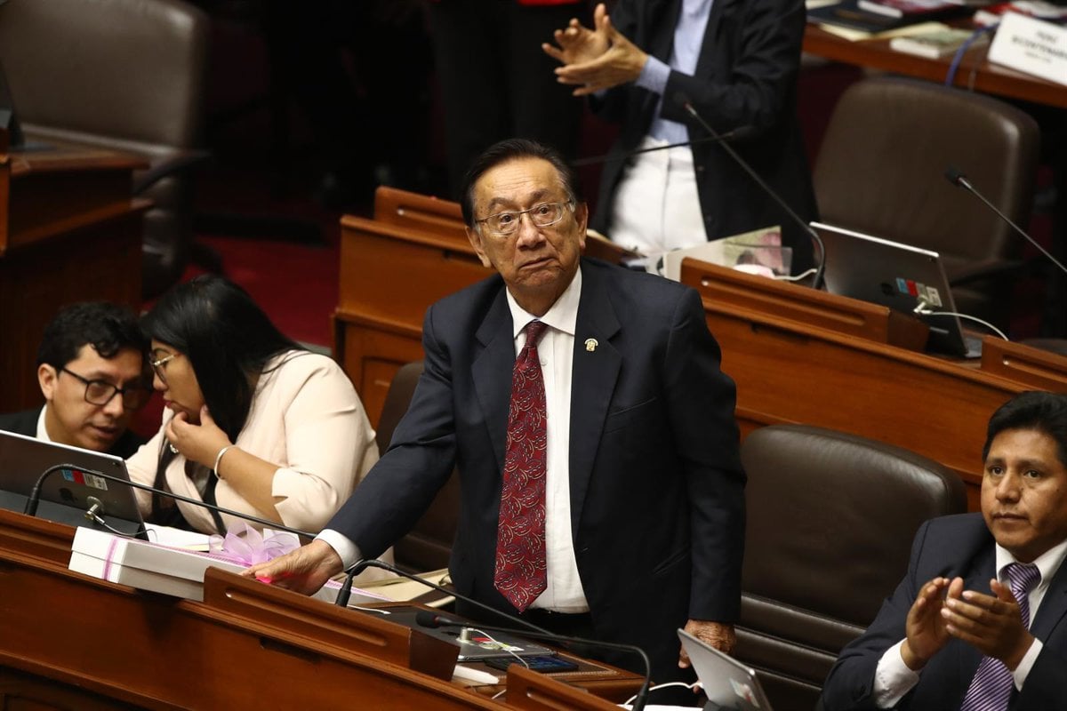 El primer ministro de Perú respalda la compra de los F-16 tras una propuesta de moción de censura contra Balcázar