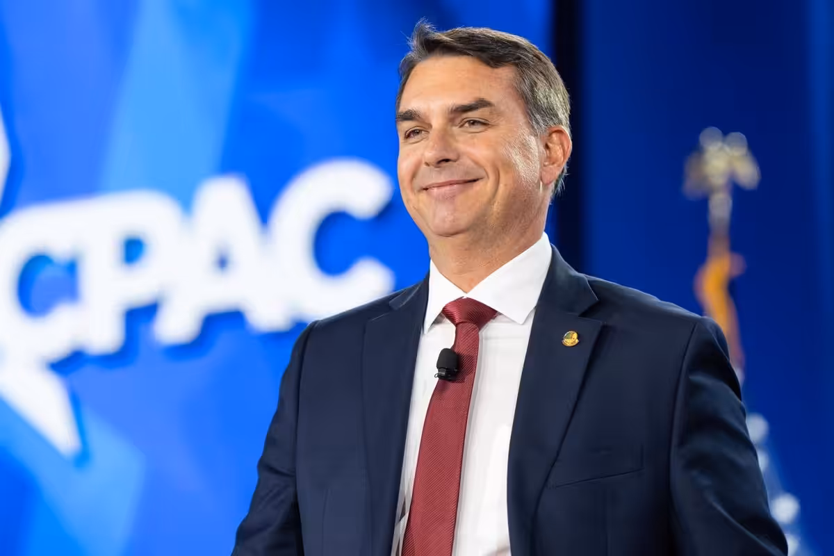 El partido de Lula reclama al TSE medidas contra Flávio Bolsonaro por sus ataques al sistema de votación 2 El partido de Lula reclama al TSE medidas contra Flávio Bolsonaro por sus ataques al sistema de votación