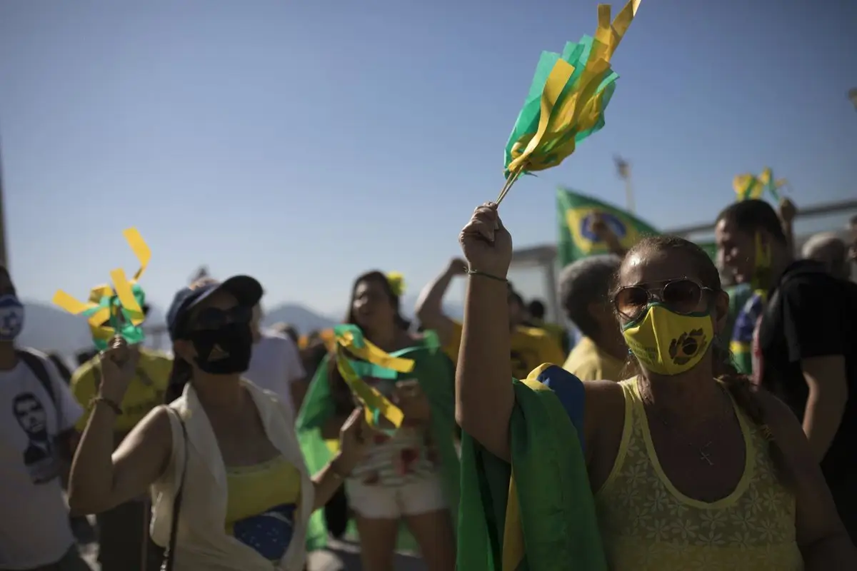 El hijo de Bolsonaro atribuye a la "desesperación" el intento de su padre de manipular la tobillera