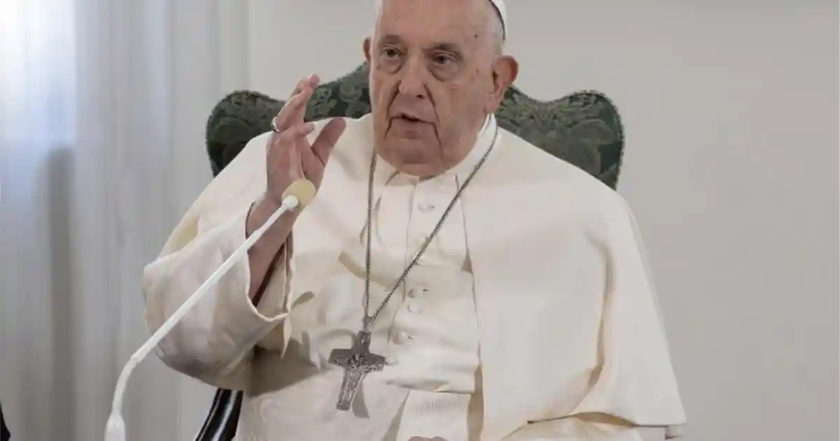 El papa Francisco sigue en estado crítico, pero descansó bien y se mantiene alerta y con buen humor