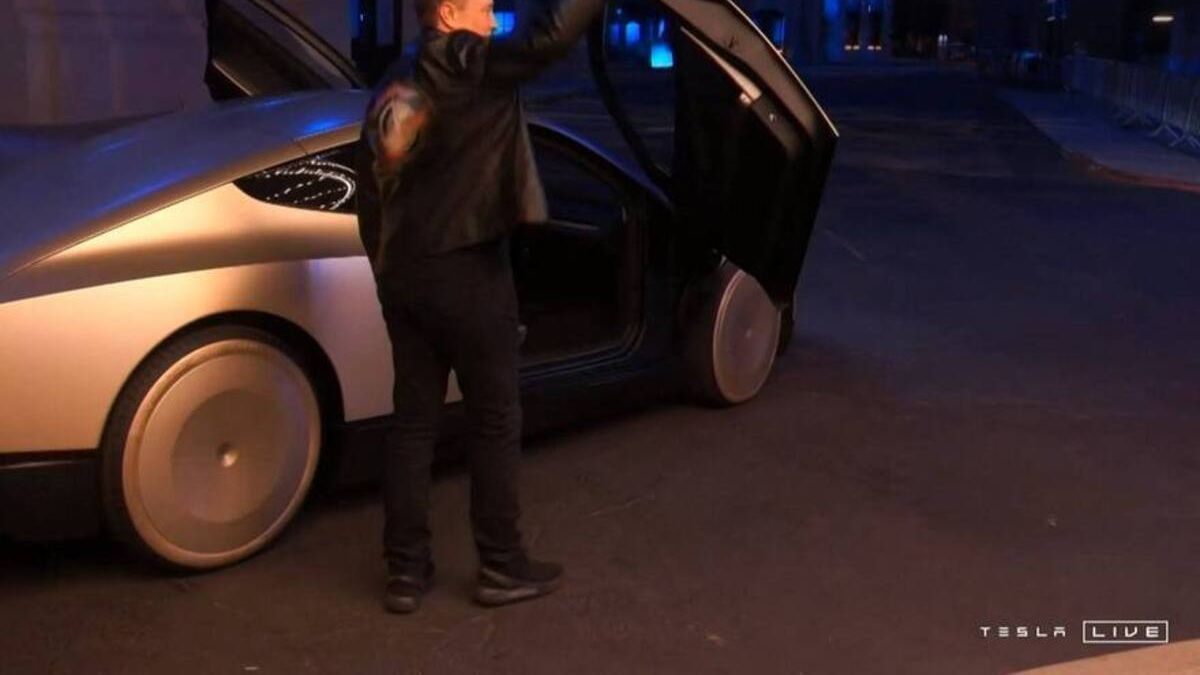 Tesla inicia producción del revolucionario Cybercab autónomo para transformar el transporte