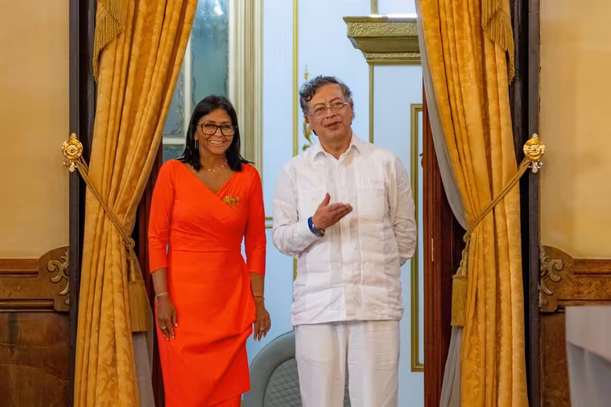 Rodríguez y Petro defienden en Caracas la “profunda necesidad de unión e integración” entre Venezuela y Colombia