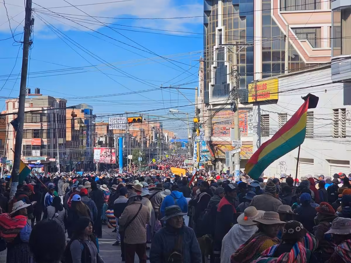 Manifestantes bolivianos logran impedir el paso del convoy hacia La Paz liderado por el ministro Zamora 9 Manifestantes bolivianos logran impedir el paso del convoy hacia La Paz liderado por el ministro Zamora