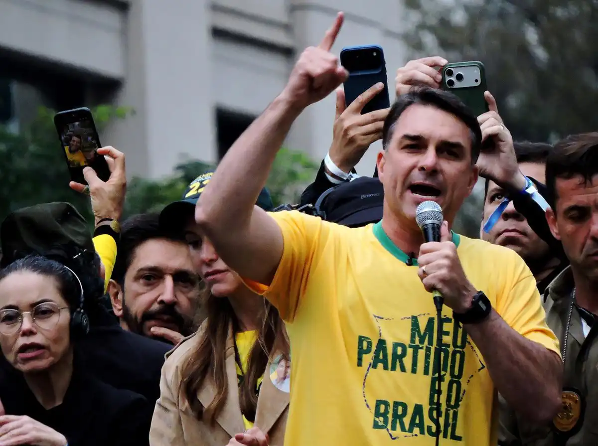 El partido de Lula pide al Supremo investigar una supuesta interferencia extranjera a favor de Flávio Bolsonaro 6 El partido de Lula pide al Supremo investigar una supuesta interferencia extranjera a favor de Flávio Bolsonaro