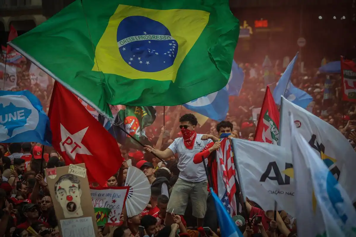 Brasil decide este domingo entre el continuismo de Lula y la vuelta del bolsonarismo en una cita muy ajustada