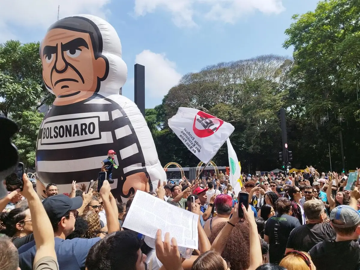 El Supremo de Brasil apoya mantener bajo detención preventiva al expresidente Bolsonaro