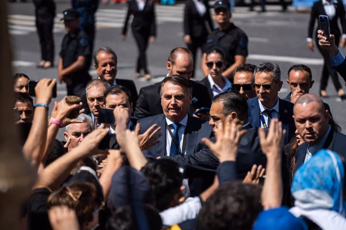 Bolsonaro recibe el alta hospitalaria este viernes dos semanas después tras concederle el arresto domiciliario