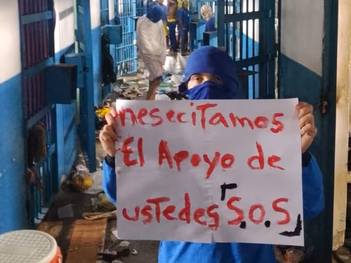 Presos toman una prisión del oeste de Venezuela donde denuncian supuestos malos tratos, según una ONG