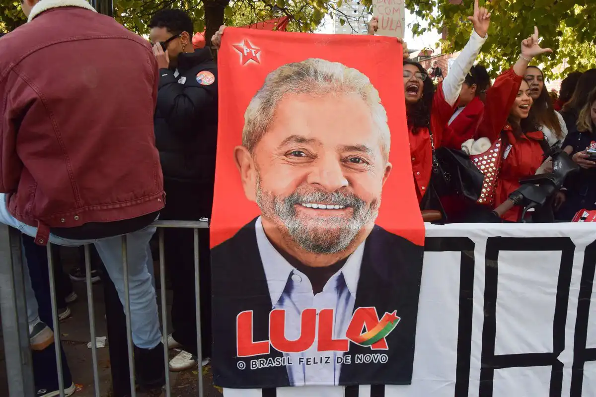 Lula gana a Bolsonaro por un estrecho margen con un 5% escrutado