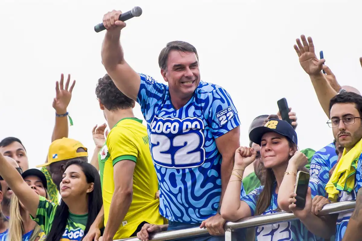 Bolsonaro vota en la segunda vuelta de Brasil y augura que ha llegado “la hora del cambio”