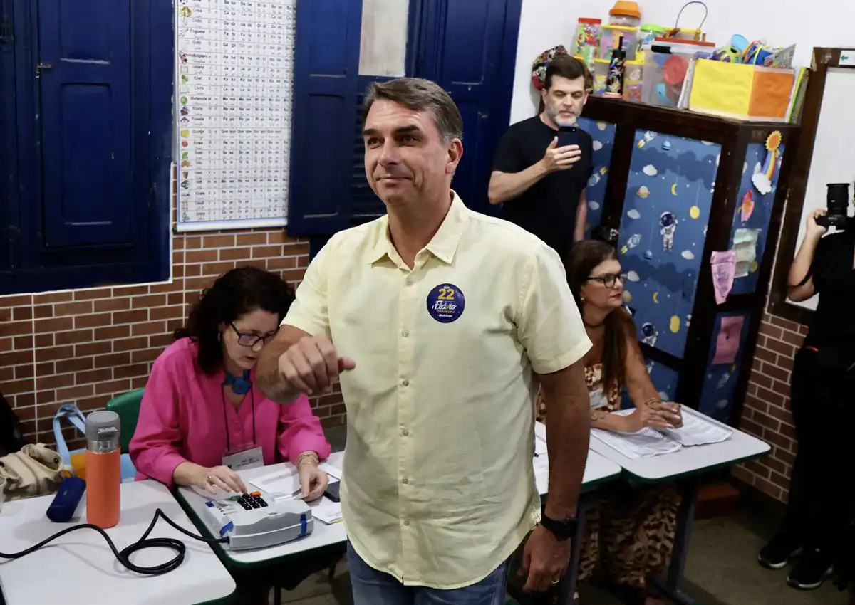 Flávio Bolsonaro rechaza los resultados electorales en Brasil y anuncia que pedirá la anulación de los comicios