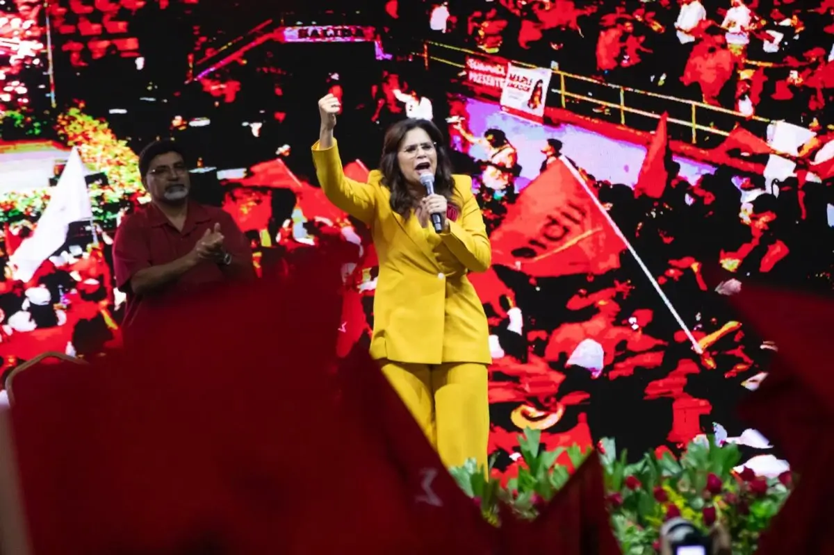 La candidata oficialista hondureña acusa al CNE de sucumbir ante el "fraude" y la "imposición extranjera"