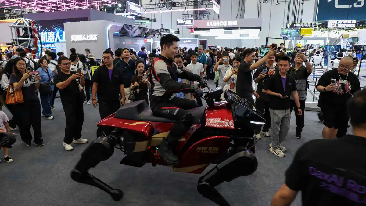 Presentan caballo robótico capaz de transportar hasta 300 kilogramos en China