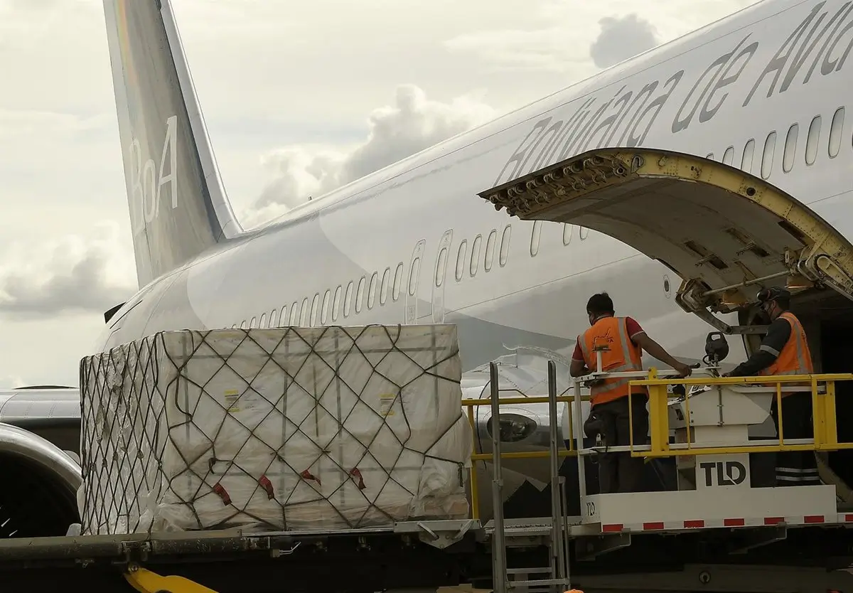 Al menos 15 muertos y varios vehículos destrozados tras estrellarse un avión militar en Bolivia 13 Al menos 15 muertos y varios vehículos destrozados tras estrellarse un avión militar en Bolivia