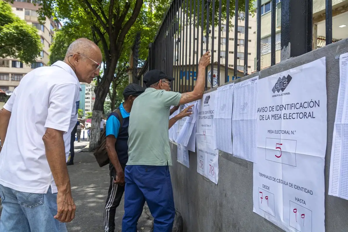 Maduro llama a un día de “fiesta y paz” en el comienzo de las elecciones municipales en Venezuela