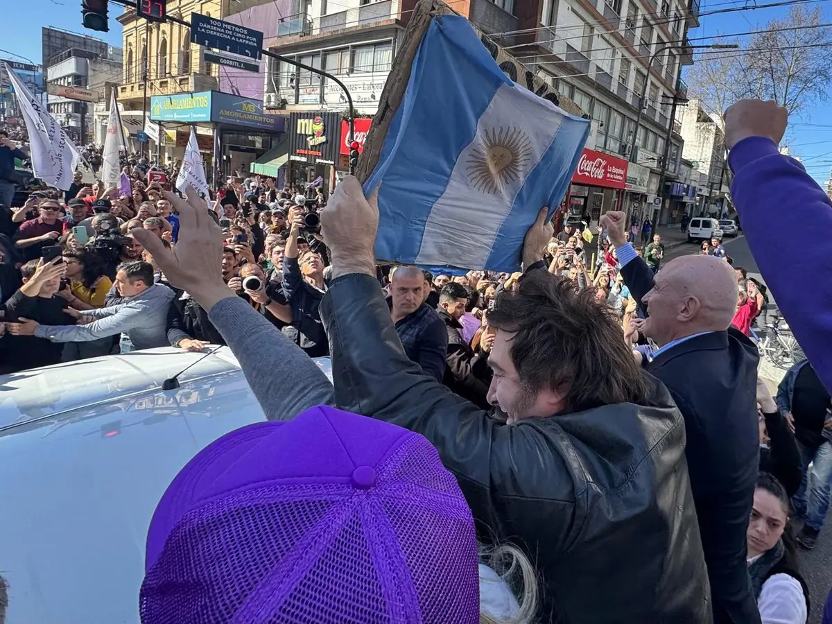 Evacúan a Milei por el lanzamiento de objetos contra una caravana electoral