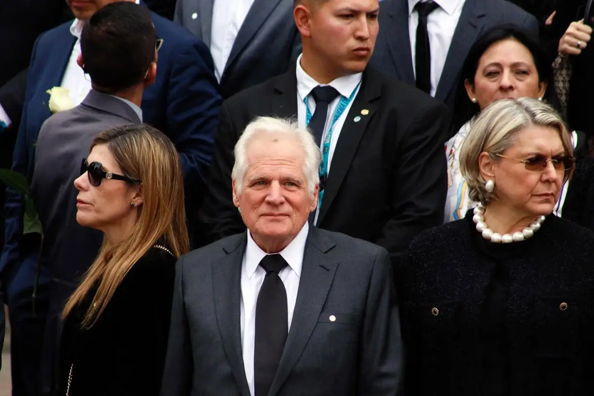 El padre del senador Uribe defiende su precandidatura de las acusaciones de oportunismo