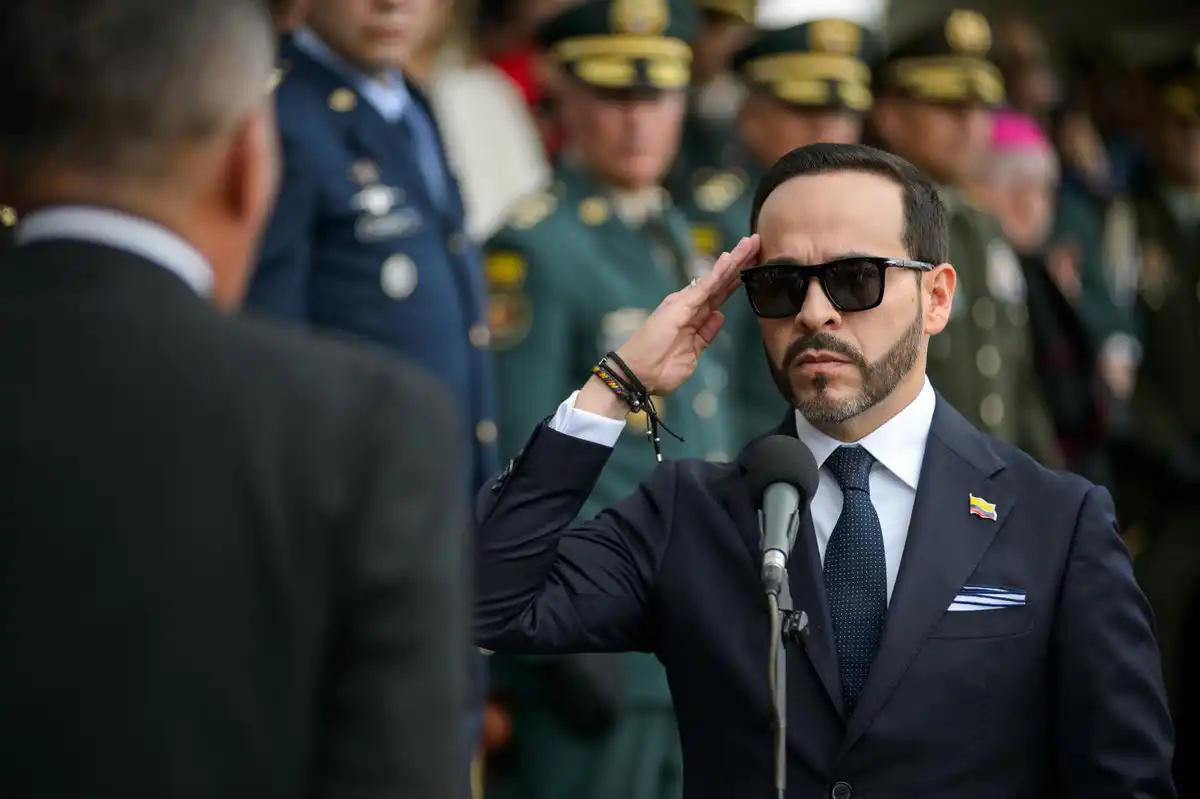 Un juez de Colombia ordena a De la Espriella disculparse por “vulnerar la neutralidad religiosa” en su toma de posesión