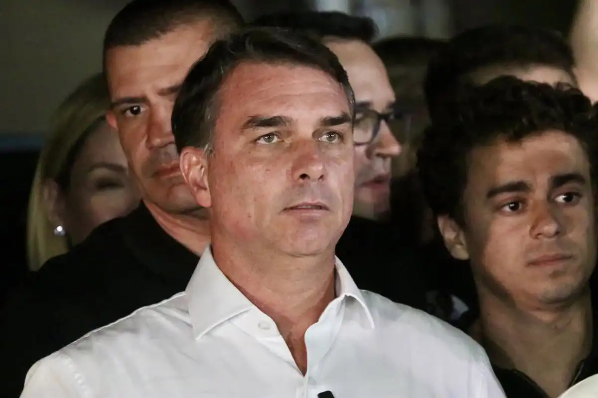 Un diputado de Flávio Bolsonaro anuncia que el excandidato presidencial ha partido rumbo al “exilio” en EEUU