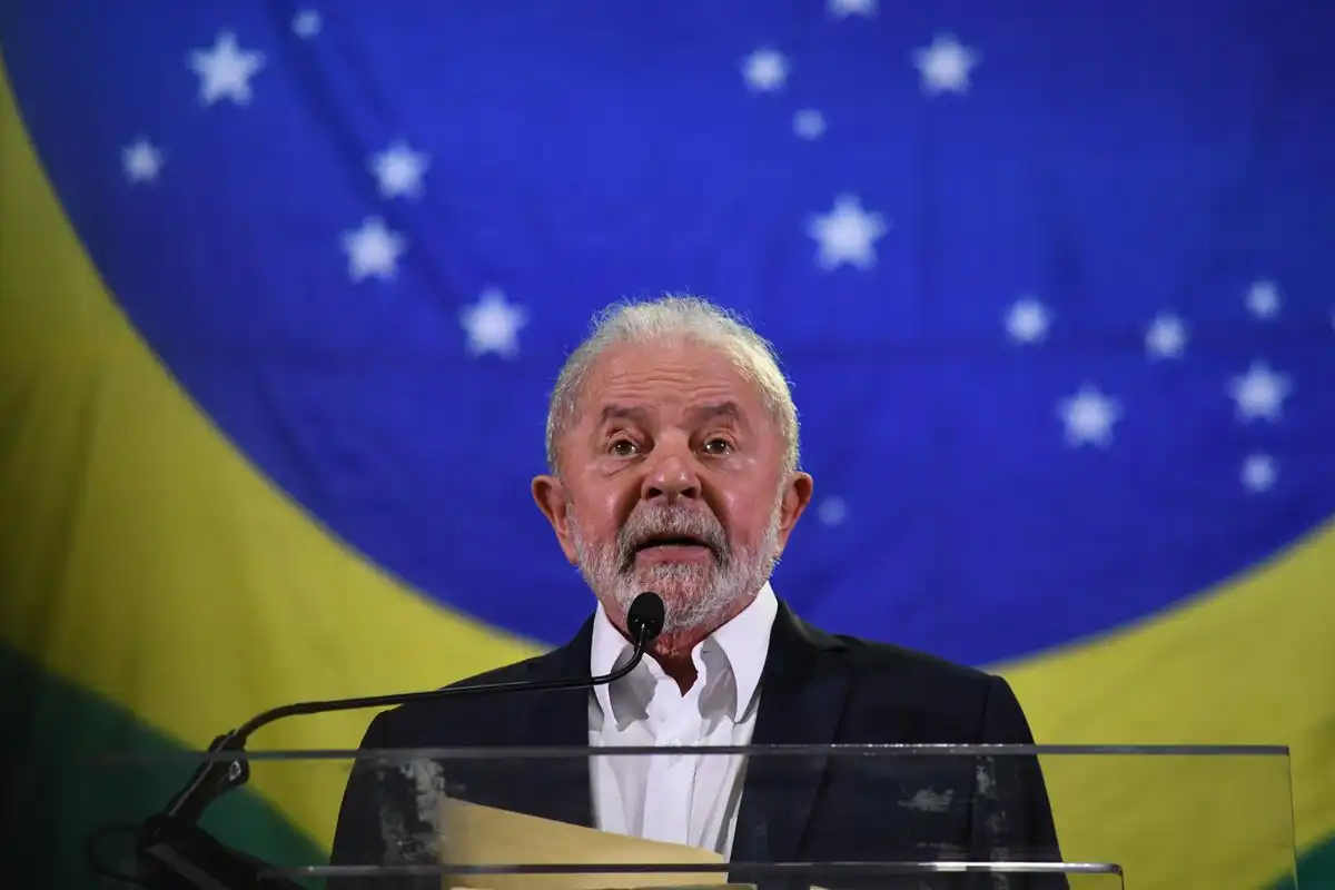 Lula critica la huida de Flávio Bolsonaro a EEUU, la “primera patria” de la familia Bolsonaro