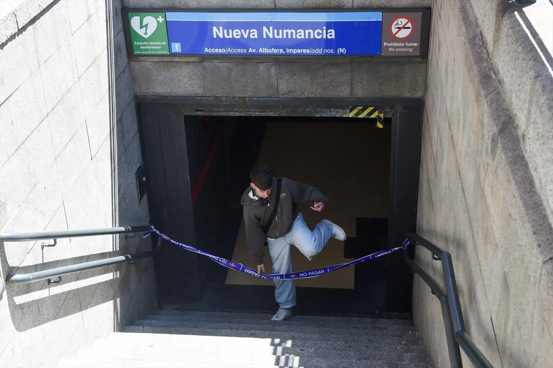 Un hombre abandona la estación de Metro de Nueva Numancia (ya precintada por la policía), tras ser rescatado del metro cuando éste, se ha quedado parado entre dos estaciones por largo tiempo, debido al apagón eléctrico generalizado y la Alerta Nacional ocasionada, en Madrid (España), a 28 de abril de 2025 | Foto: Gustavo Valiente / Europa Press