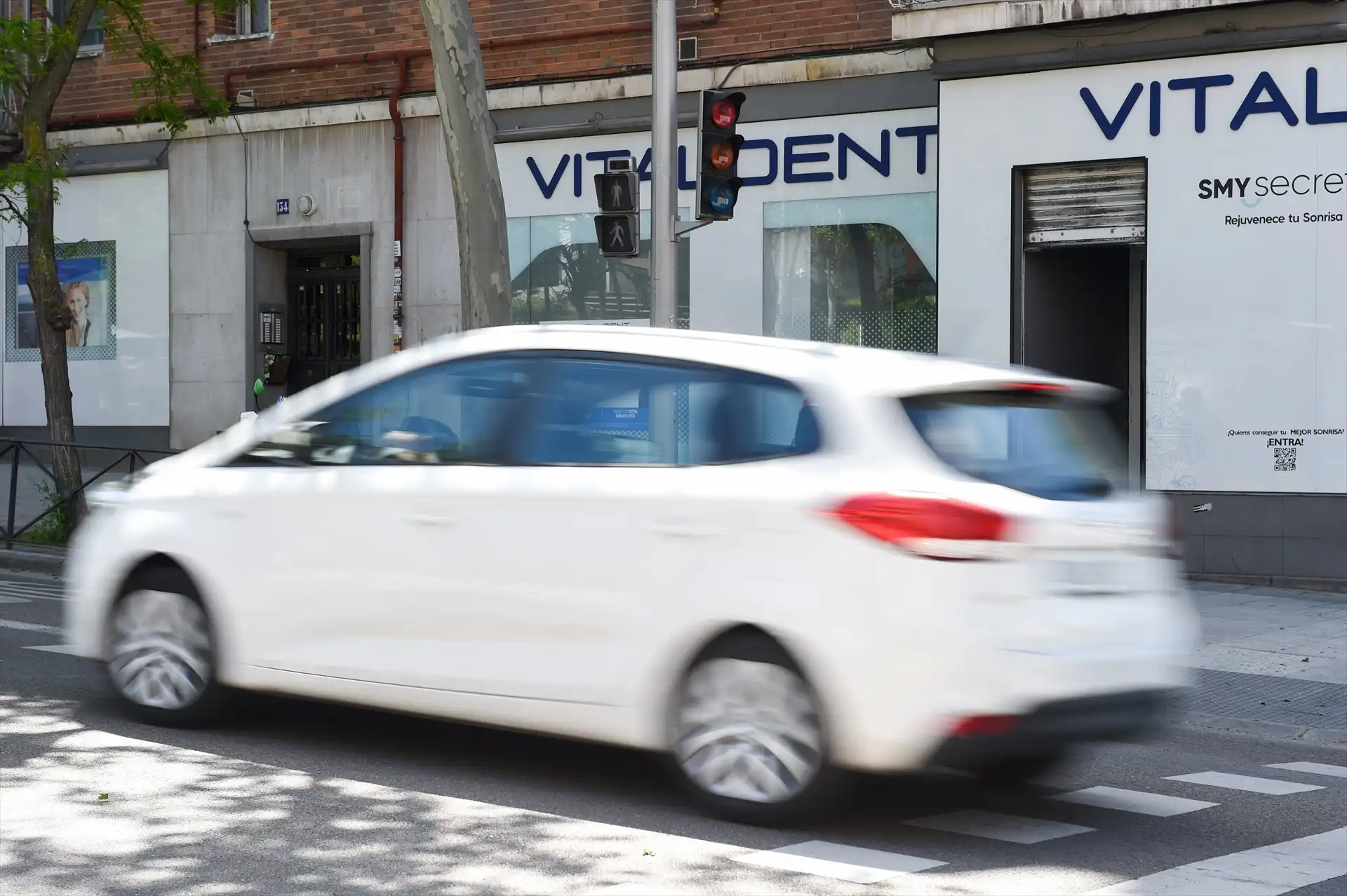 Un auto avanza delante de un semáforo apagado, en la Avenida de la Albufera, debido al apagón eléctrico generalizado y la Alerta Nacional ocasionada, en Madrid (España), a 28 de abril de 2025 | Foto: Gustavo Valiente / Europa Press