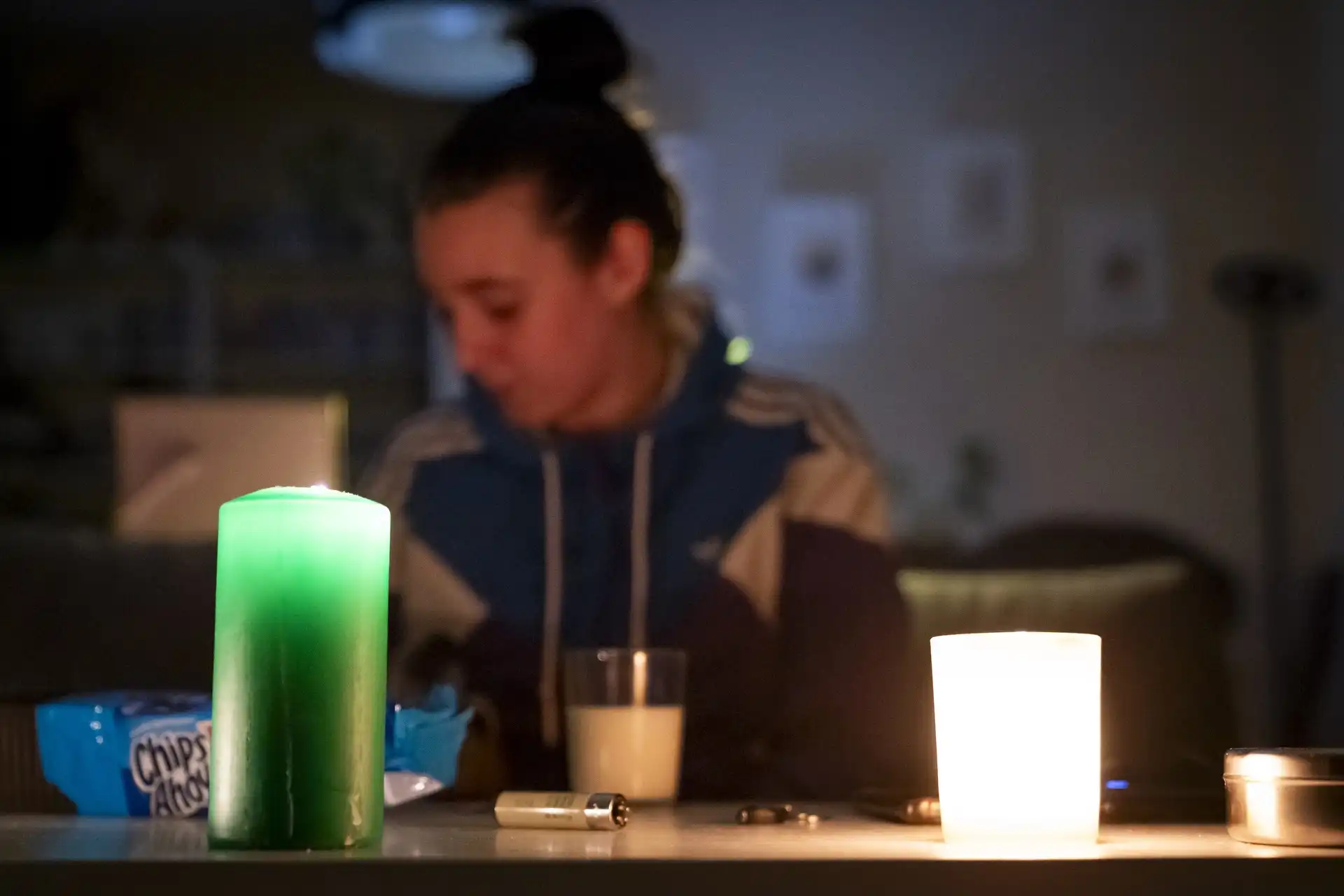 Una mujer se ilumina en el interior de su casa con la ayuda de velas e iluminación a pilas durante el apagón general, en Madrid, a 28 de abril de 2025 | Foto: A. Pérez Meca / Europa Press