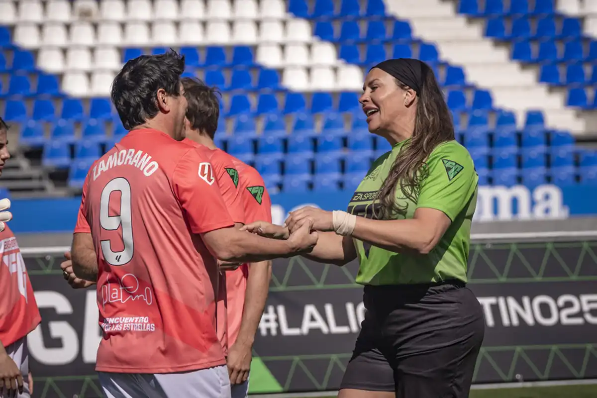 Manolo Cardona y Karla Sofía Gascón protagonizan emotivo partido solidario en Leganés 2 El exfutbolista chileno Iván Zamorano y la actriz española Karla Sofía Gascón en el V Encuentro de las Estrellas | Foto: Gentileza