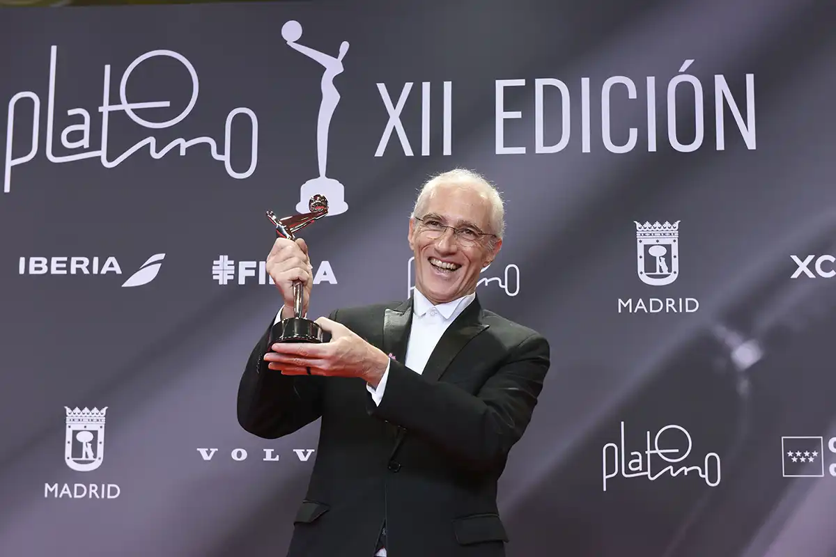 Luis Bolognesi, ganador del Platino a Mejor Creador de Serie junto a Vicente Amorim, Fernando Coimbra y Patrícia Andrade, por “Senna” | Gentileza