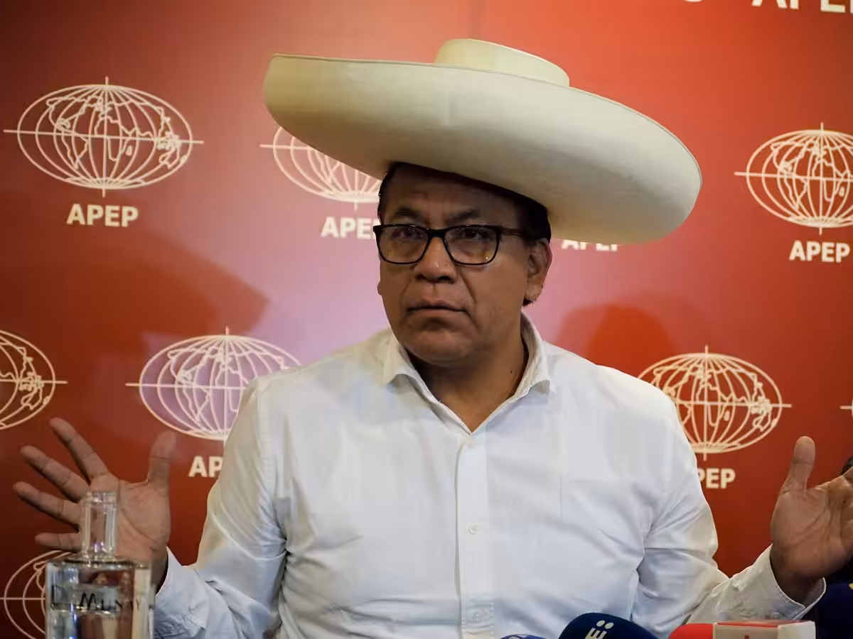 El candidato Roberto Sánchez anuncia que dimitirá si se enfrenta a un Congreso que le impida gobernar en Perú