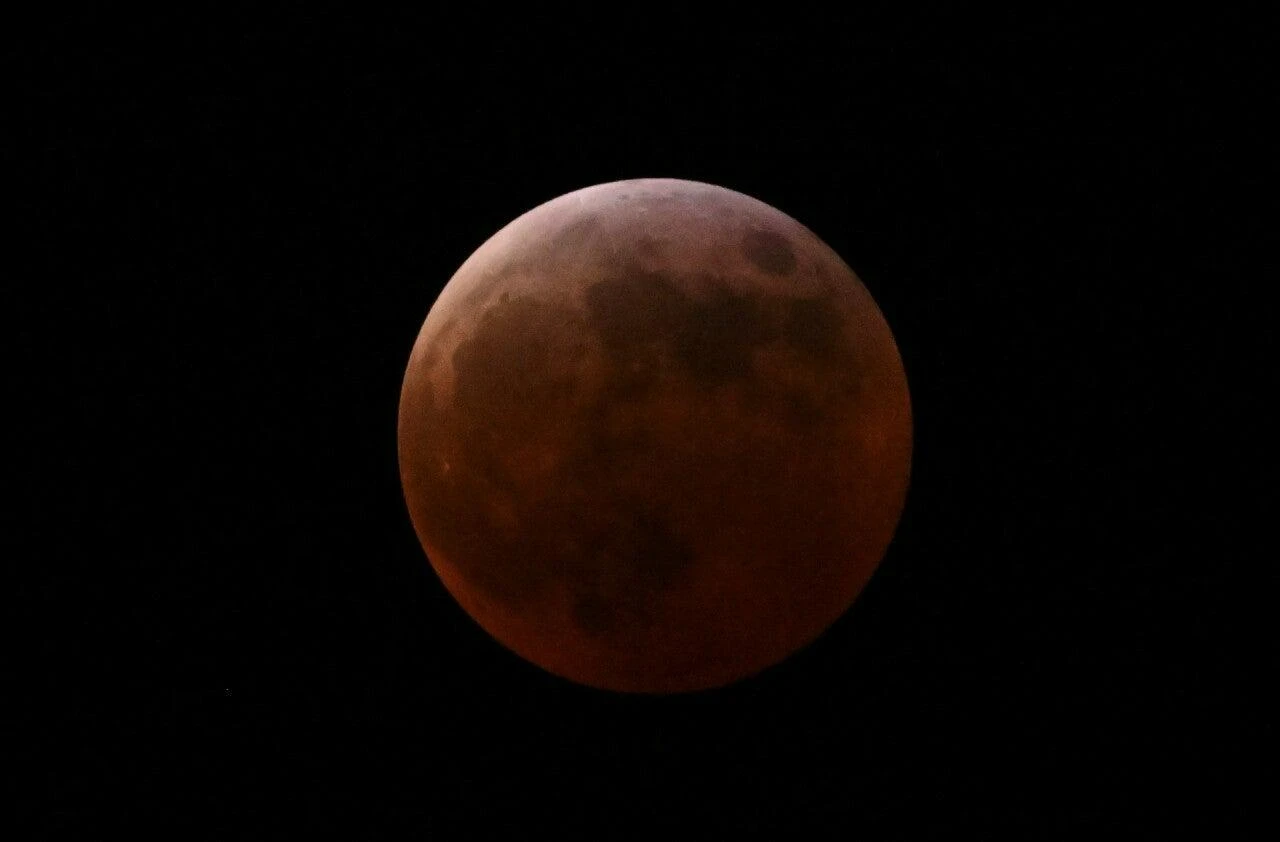 Agosto, el mes de los eclipses: de la Luna roja en Perú al gran espectáculo solar en España. 3 Eclipse de luna. Foto IA.
