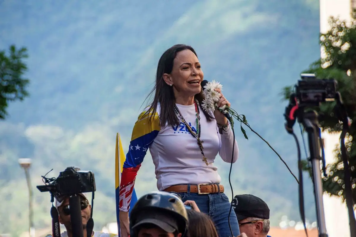 La opositora Corina Machado pide al Papa León XIV que interceda por los "presos políticos" en Venezuela