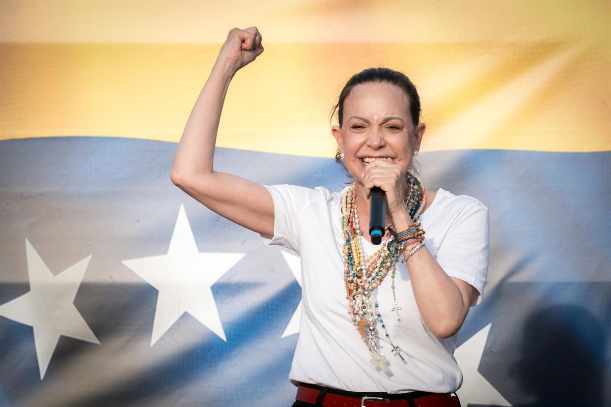 Machado acusa desde Panamá al Gobierno venezolano de cerrar el espacio aéreo para “impedir” su regreso