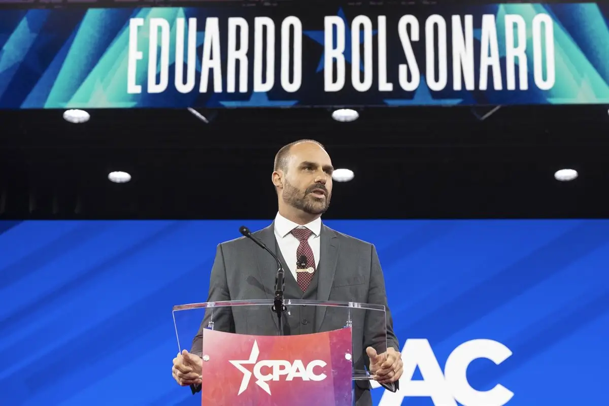 El acusado Eduardo Bolsonaro pide a la Cámara que le permita ocupar su escaño desde Estados Unidos