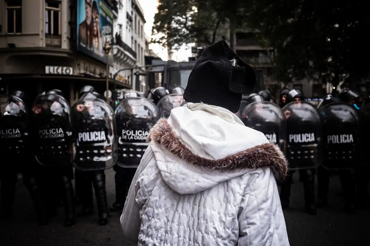Archivo - Una persona situada frente a una fila de policías antidisturbios en una manifestación en Buenos Aires, Argentina - Europa Press/Contacto/Daniella Fernandez Realin
