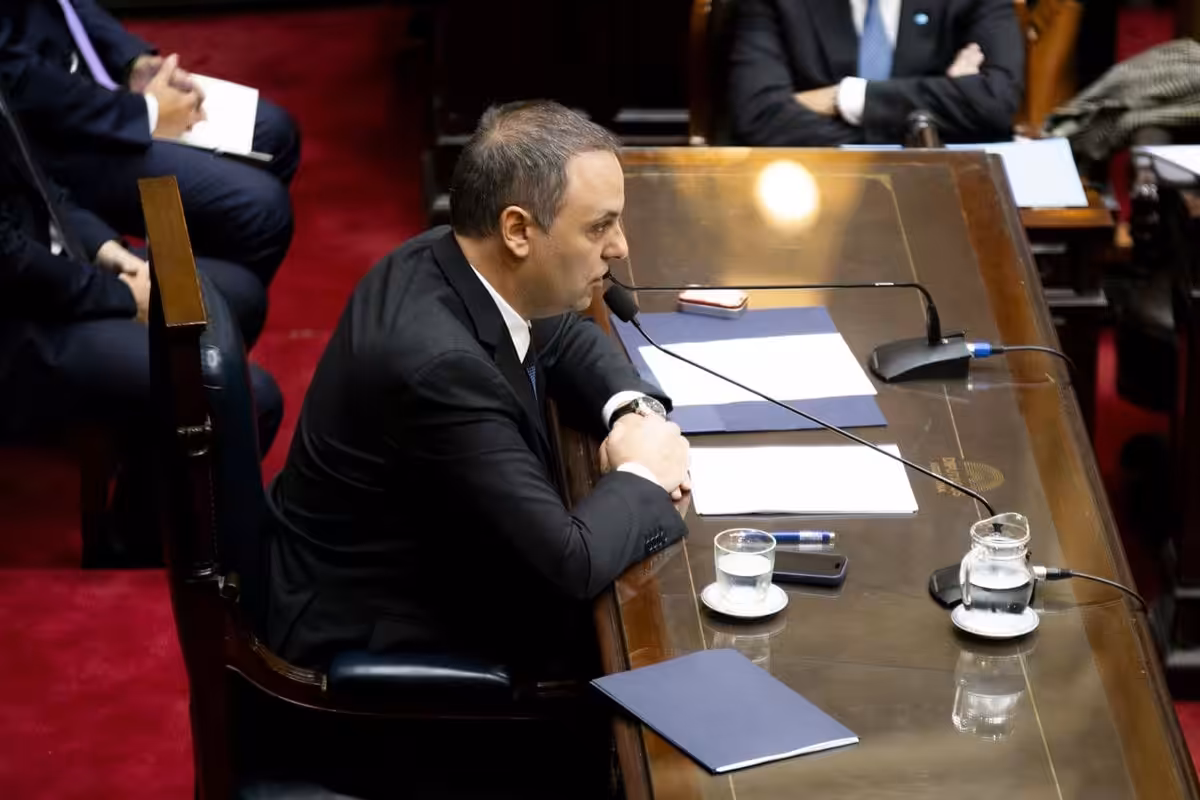 El jefe del Gabinete de Argentina niega haber cometido delitos y avanza que no renunciará a su cargo