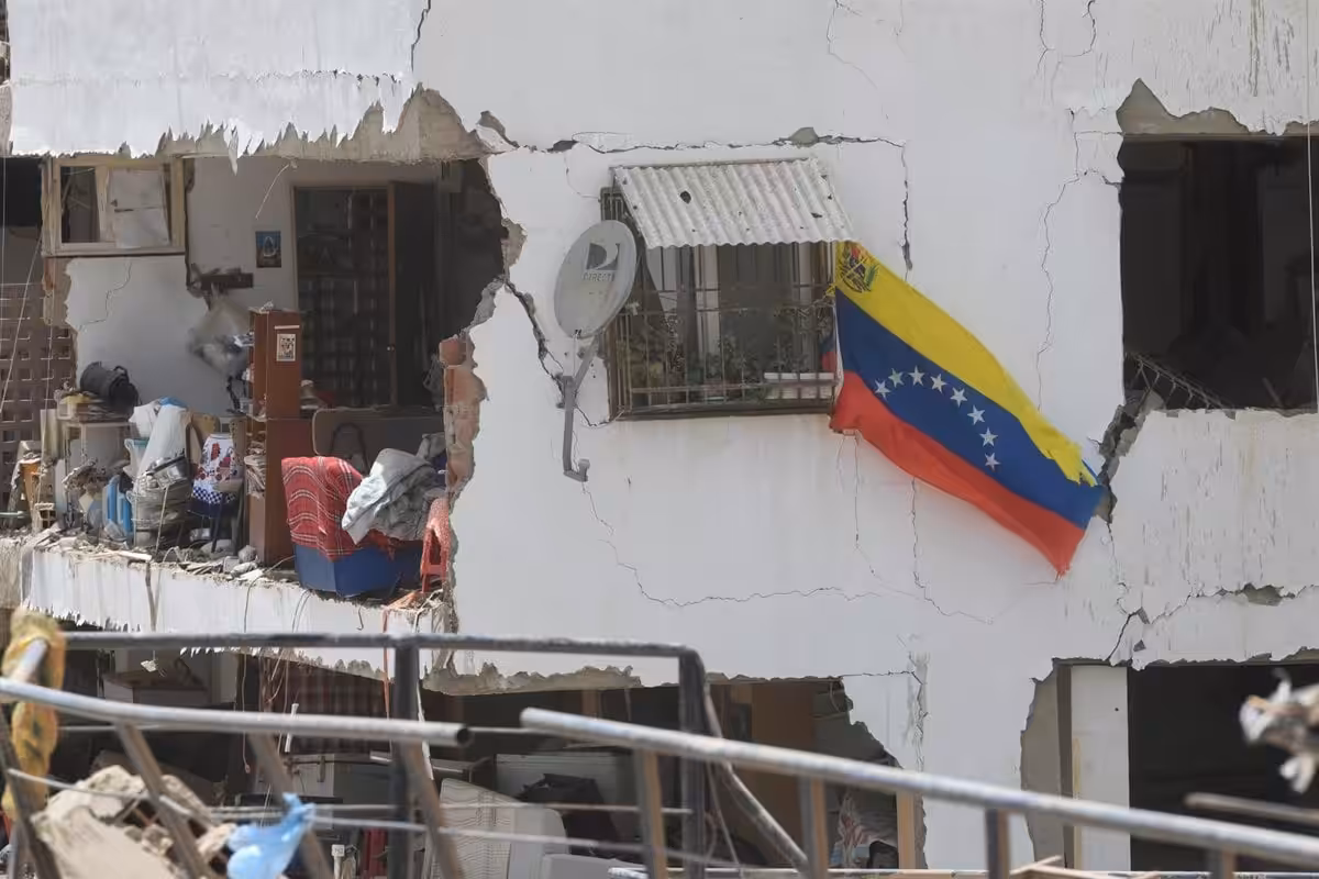Delcy Rodríguez visita un campamento de desplazados por los terremotos al norte de Caracas