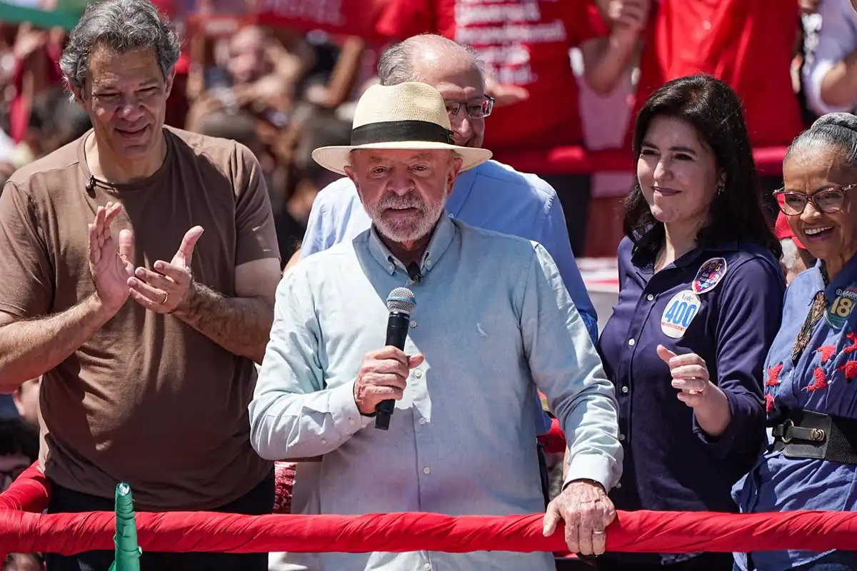 Lula cuestionada el pasado laboral de Flávio Bolsonaro y le acusa de ser elegido por el crimen organizado