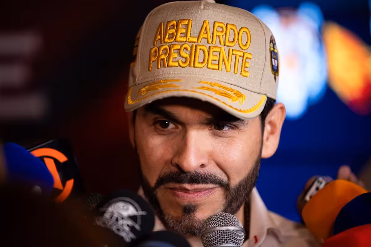 De la Espriella hace un llamamiento a "derrotar a la tiranía" tras votar en Barranquilla 12 De la Espriella hace un llamamiento a “derrotar a la tiranía” tras votar en Barranquilla
