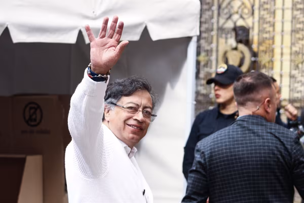 Petro enseña su voto por Cepeda y llama al respeto a la voluntad popular en las elecciones presidenciales 13 Petro enseña su voto por Cepeda y llama al respeto a la voluntad popular en las elecciones presidenciales