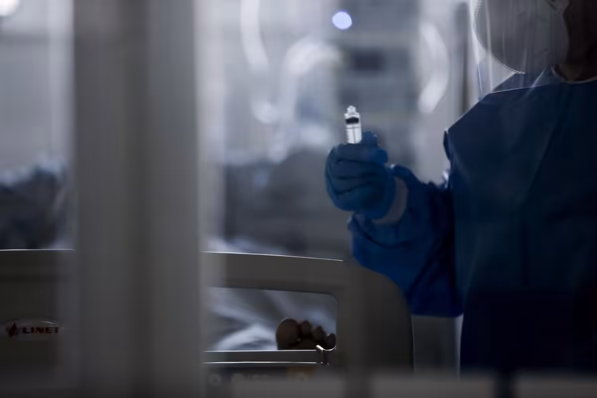 El congoleño hospitalizado en Brasil con síntomas de ébola da positivo en meningitis pero permanece aislado