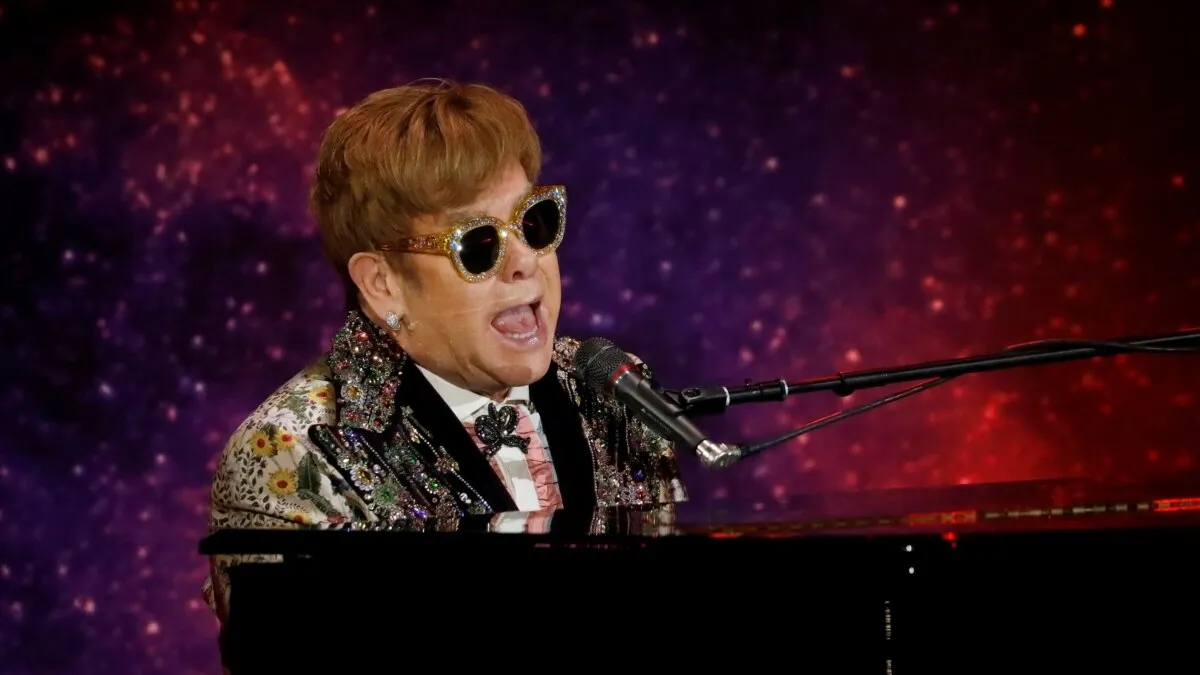 Elton John firma con Universal Music por el resto de su carrera