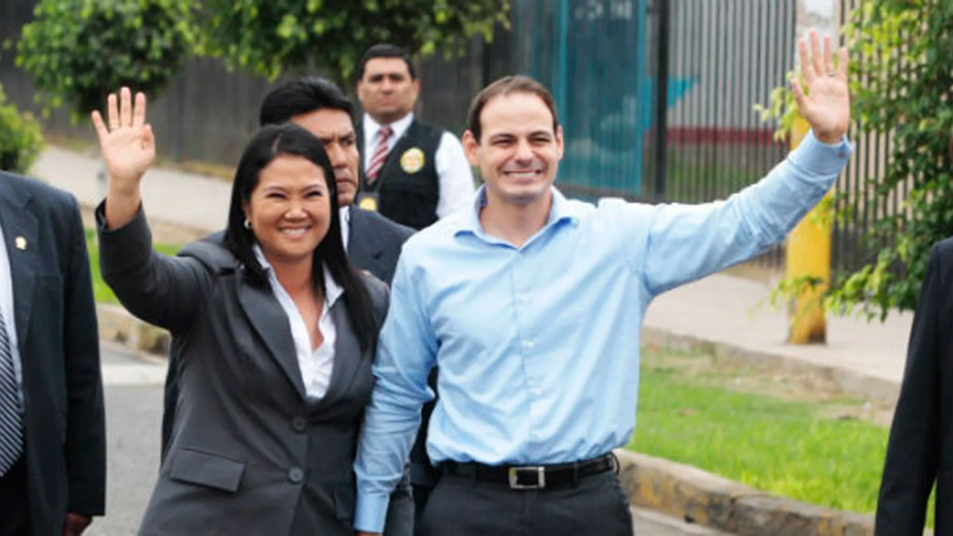 En crisis Keiko compra dos camionetas