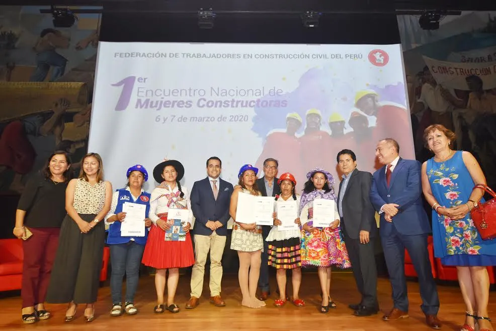Obreras reciben certificación laboral y marchan en su día