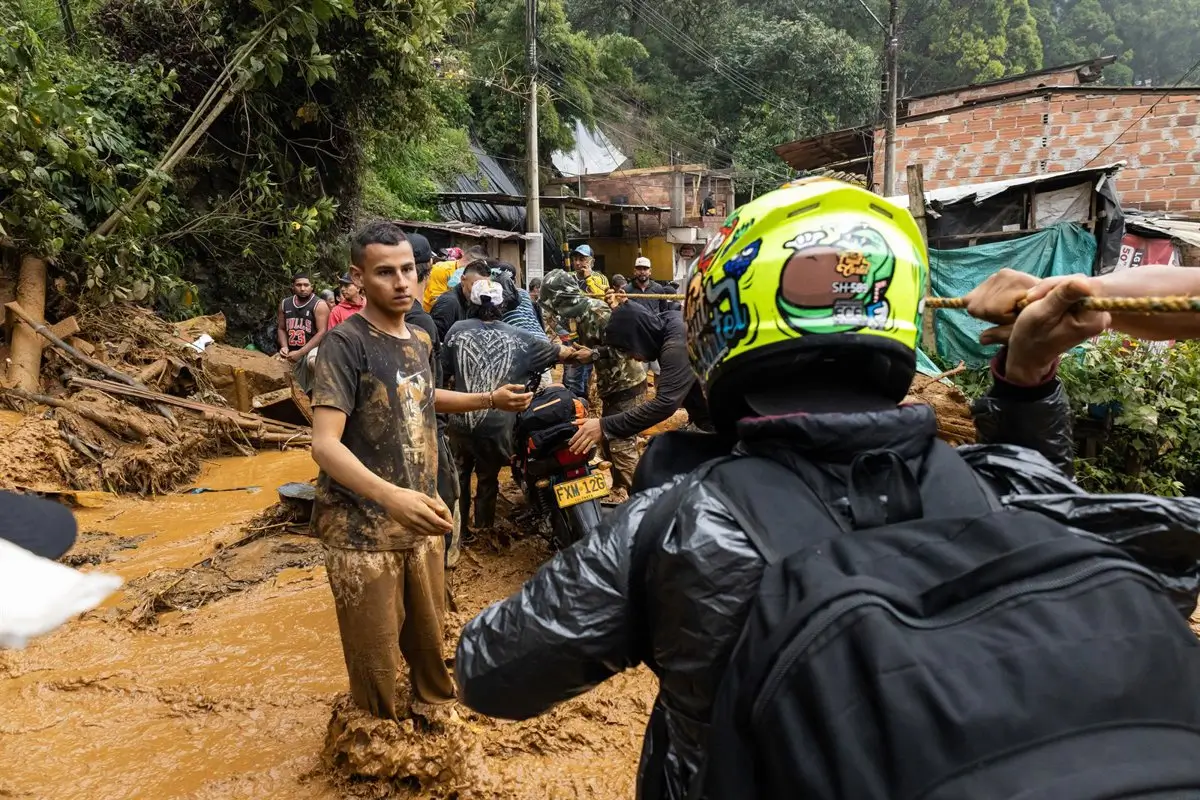 Ascienden a 16 los muertos por los deslizamientos de tierra en la localidad de Bello, norte de Colombia