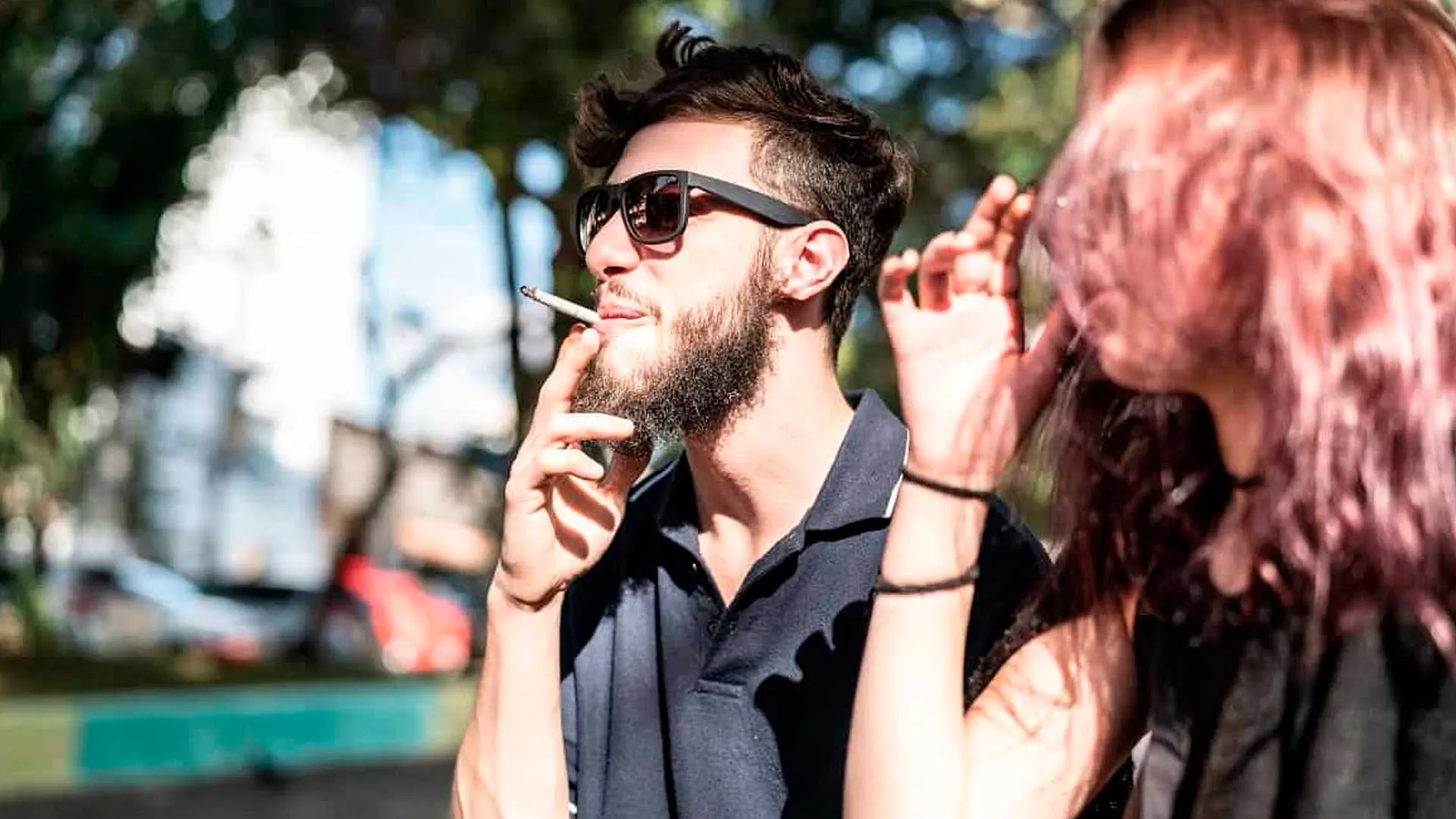 España empieza a prohibir que se fume al aire libre: una medida inédita y positiva para la salud pública, pero incierta ante la COVID-19