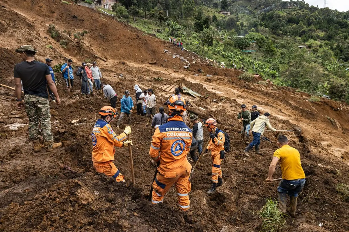 Ascienden a 14 los muertos por los deslizamientos de tierra en Bello, norte de Colombia